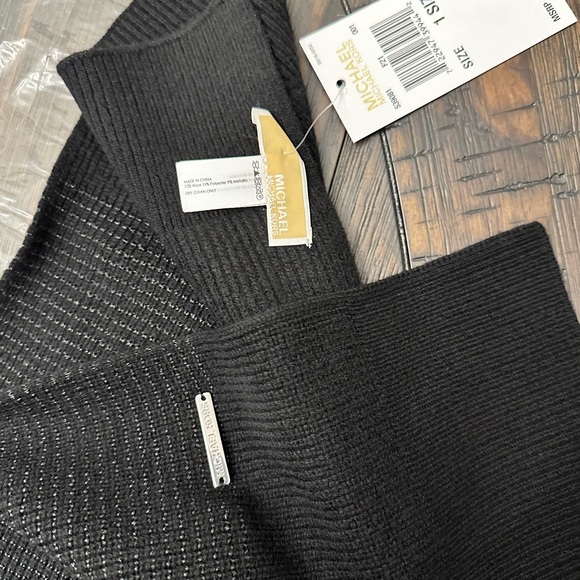 NWT Michael Kors Scarf – Warmth with a Touch of Luxe - Picture 4 of 6